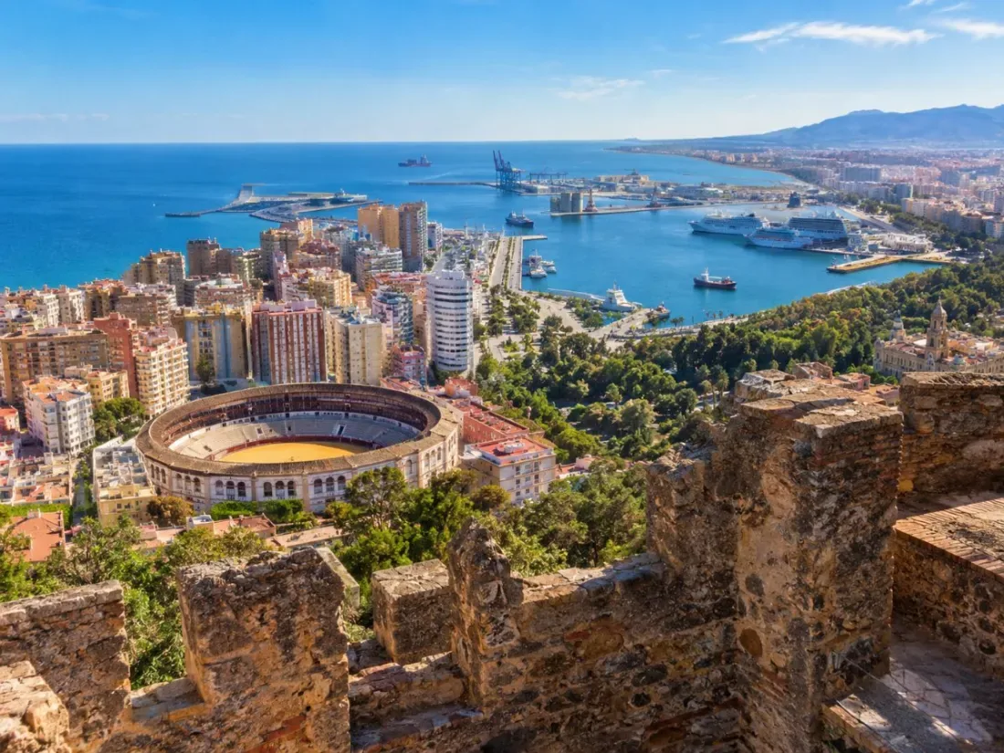 Blick von der Burg Gibralfaro auf den Hafen von Málaga und die Stierkampfarena