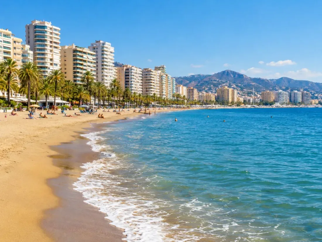 Plage de La Malagueta avec la ville en arrière-plan
