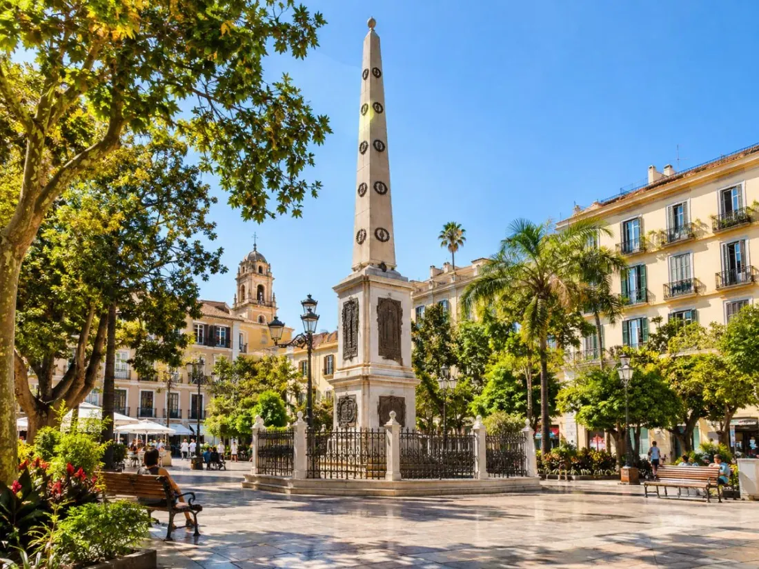 Plaza de la Merced con il suo obelisco e gli alberi