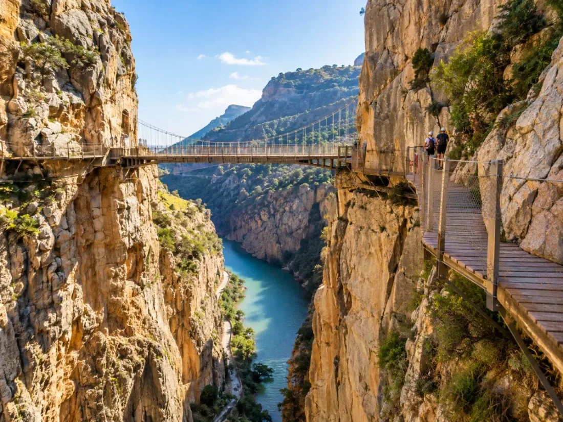 Der Caminito del Rey, ein Steg, der an der Klippe über der Schlucht von Gaitanes befestigt ist
