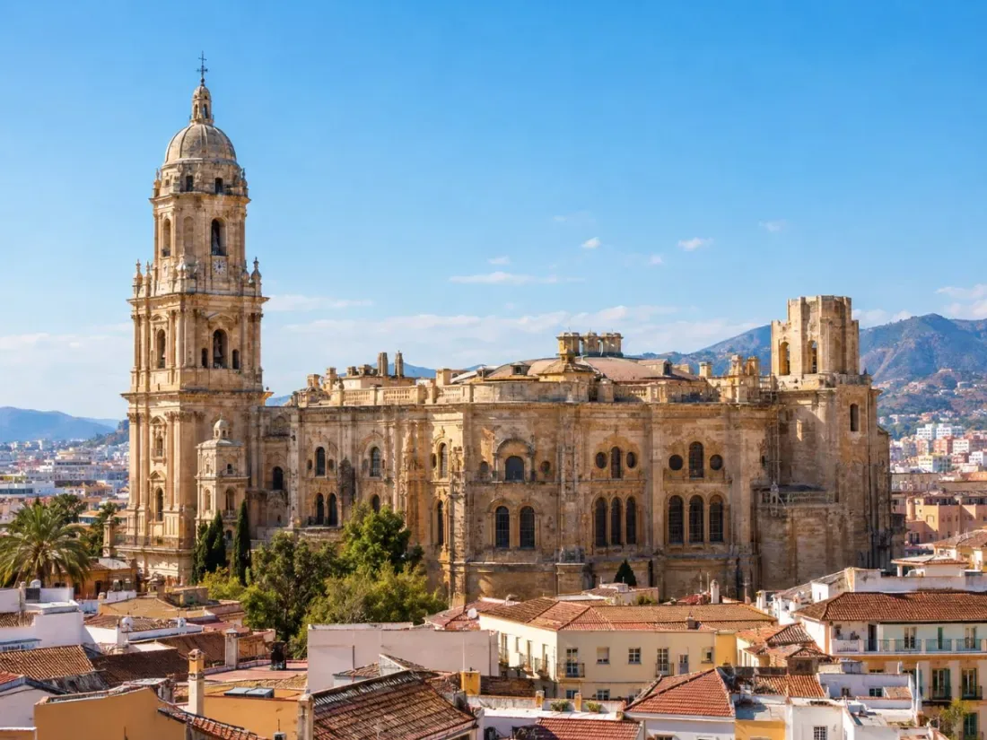 Kathedrale von Málaga mit ihrem einzigen fertigen Turm über den Dächern der Altstadt