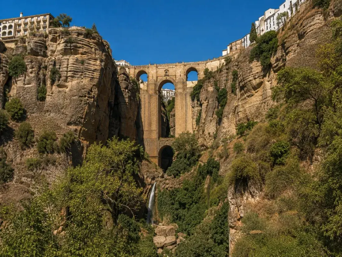 Die Puente Nuevo-Brücke von Ronda, die sich über die tiefe Schlucht El Tajo spannt